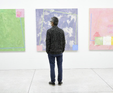 Toda quarta-feira é dia de entrada gratuita no Museu Oscar Niemeyer (MON), data em que museu também oferta atividades especiais para o público. Nesta semana, no dia 21, a equipe do Educativo mediará uma visita à exposição Declaração de Princípios, do artista Geraldo Leão, na Sala 7..Foto: Kraw Penas/SECC