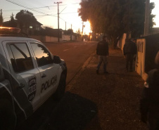 A Polícia Civil do Paraná está nas ruas na manhã desta quarta-feira (21) para a operação “Adsumus”, contra organização criminosa envolvida em tráfico de drogas, tráfico de armas e homicídios. O grupo atua a partir de Quedas do Iguaçu, na região centro-sul do Estado, chefiado por dois irmãos, homem e mulher. As ações contam com o apoio da Polícia Militar. Foto:Divulgação/PCPR