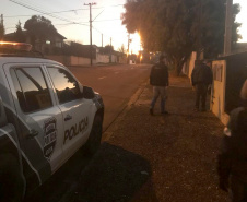 A Polícia Civil do Paraná está nas ruas na manhã desta quarta-feira (21) para a operação “Adsumus”, contra organização criminosa envolvida em tráfico de drogas, tráfico de armas e homicídios. O grupo atua a partir de Quedas do Iguaçu, na região centro-sul do Estado, chefiado por dois irmãos, homem e mulher. As ações contam com o apoio da Polícia Militar. Foto:Divulgação/PCPR