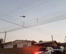 A Polícia Civil do Paraná está nas ruas na manhã desta quarta-feira (21) para a operação “Adsumus”, contra organização criminosa envolvida em tráfico de drogas, tráfico de armas e homicídios. O grupo atua a partir de Quedas do Iguaçu, na região centro-sul do Estado, chefiado por dois irmãos, homem e mulher. As ações contam com o apoio da Polícia Militar. Foto:Divulgação/PCPR