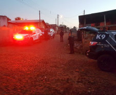 A Polícia Civil do Paraná está nas ruas na manhã desta quarta-feira (21) para a operação “Adsumus”, contra organização criminosa envolvida em tráfico de drogas, tráfico de armas e homicídios. O grupo atua a partir de Quedas do Iguaçu, na região centro-sul do Estado, chefiado por dois irmãos, homem e mulher. As ações contam com o apoio da Polícia Militar. Foto:Divulgação/PCPR