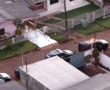 A Polícia Civil do Paraná está nas ruas na manhã desta quarta-feira (21) para a operação “Adsumus”, contra organização criminosa envolvida em tráfico de drogas, tráfico de armas e homicídios. O grupo atua a partir de Quedas do Iguaçu, na região centro-sul do Estado, chefiado por dois irmãos, homem e mulher. As ações contam com o apoio da Polícia Militar. Foto:Divulgação/PCPR