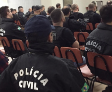 A Polícia Civil do Paraná está nas ruas na manhã desta quarta-feira (21) para a operação “Adsumus”, contra organização criminosa envolvida em tráfico de drogas, tráfico de armas e homicídios. O grupo atua a partir de Quedas do Iguaçu, na região centro-sul do Estado, chefiado por dois irmãos, homem e mulher. As ações contam com o apoio da Polícia Militar. Foto:Divulgação/PCPR