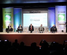 O governador Carlos Massa Ratinho Junior participa da abertura do III Forum Gestão Pública FACIAP, Caminhos do Crescimento. Participaram do evento: o governadores: do Distrito Federal, Ibaneis Rocha; de Santa Catarina, Carlos Moisés; Marco Tadeu Barbosa, pres. da Faciap; pres. da Federação das Associações das Empresas de Santa Catarina, Jonny Zulauf; pres. da Celepar, Allan Costa. entre outros.Curitiba, 21- 08- 19.Foto: Arnaldo Alves / ANPr.