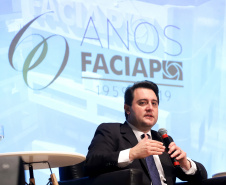 O governador Carlos Massa Ratinho Junior participa da abertura do III Forum Gestão Pública FACIAP, Caminhos do Crescimento. Participaram do evento: o governadores: do Distrito Federal, Ibaneis Rocha; de Santa Catarina, Carlos Moisés; Marco Tadeu Barbosa, pres. da Faciap; pres. da Federação das Associações das Empresas de Santa Catarina, Jonny Zulauf; pres. da Celepar, Allan Costa. entre outros.Curitiba, 21- 08- 19.Foto: Arnaldo Alves / ANPr.