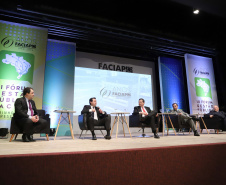 O governador Carlos Massa Ratinho Junior participa da abertura do III Forum Gestão Pública FACIAP, Caminhos do Crescimento. Participaram do evento: o governadores: do Distrito Federal, Ibaneis Rocha; de Santa Catarina, Carlos Moisés; Marco Tadeu Barbosa, pres. da Faciap; pres. da Federação das Associações das Empresas de Santa Catarina, Jonny Zulauf; pres. da Celepar, Allan Costa. entre outros.Curitiba, 21- 08- 19.Foto: Arnaldo Alves / ANPr.