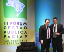 O governador Carlos Massa Ratinho Junior participa da abertura do III Forum Gestão Pública FACIAP, Caminhos do Crescimento. Participaram do evento: o governadores: do Distrito Federal, Ibaneis Rocha; de Santa Catarina, Carlos Moisés; Marco Tadeu Barbosa, pres. da Faciap; pres. da Federação das Associações das Empresas de Santa Catarina, Jonny Zulauf; pres. da Celepar, Allan Costa. entre outros.Curitiba, 21- 08- 19.Foto: Arnaldo Alves / ANPr.