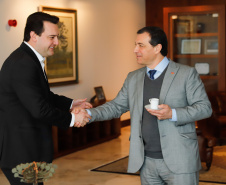 O governador Carlos Massa Ratinho Junior recebe o governador de Santa Catarina, o governador de Santa Catarina, Carlos Moisés.