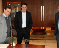 O governador Carlos Massa Ratinho Junior recebe o governador de Santa Catarina, o governador de Santa Catarina, Carlos Moisés.