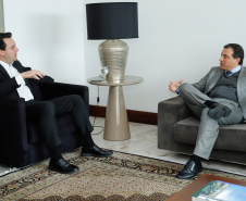 O governador Carlos Massa Ratinho Junior recebe o governador de Santa Catarina, o governador de Santa Catarina, Carlos Moisés.