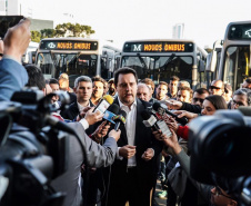 O governador Carlos Massa Ratinho Junior entregou, nesta quarta-feira (21), novos ônibus para atender o sistema de transporte coletivo da Região Metropolitana de Curitiba. Os veículos foram adquiridos por empresas que operam o sistema, em ação coordenada pela Comec.