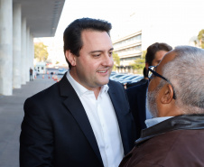 O governador Carlos Massa Ratinho Junior entregou, nesta quarta-feira (21), novos ônibus para atender o sistema de transporte coletivo da Região Metropolitana de Curitiba. Os veículos foram adquiridos por empresas que operam o sistema, em ação coordenada pela Comec.