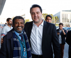 O governador Carlos Massa Ratinho Junior entregou, nesta quarta-feira (21), novos ônibus para atender o sistema de transporte coletivo da Região Metropolitana de Curitiba. Os veículos foram adquiridos por empresas que operam o sistema, em ação coordenada pela Comec.