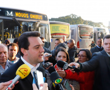 O governador Carlos Massa Ratinho Junior entregou, nesta quarta-feira (21), novos ônibus para atender o sistema de transporte coletivo da Região Metropolitana de Curitiba. Os veículos foram adquiridos por empresas que operam o sistema, em ação coordenada pela Comec.