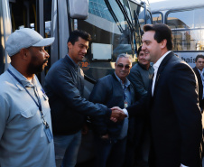 O governador Carlos Massa Ratinho Junior entregou, nesta quarta-feira (21), novos ônibus para atender o sistema de transporte coletivo da Região Metropolitana de Curitiba. Os veículos foram adquiridos por empresas que operam o sistema, em ação coordenada pela Comec.