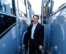 O governador Carlos Massa Ratinho Junior entregou, nesta quarta-feira (21), novos ônibus para atender o sistema de transporte coletivo da Região Metropolitana de Curitiba. Os veículos foram adquiridos por empresas que operam o sistema, em ação coordenada pela Comec.