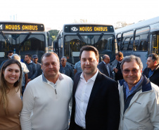 O governador Carlos Massa Ratinho Junior entregou, nesta quarta-feira (21), novos ônibus para atender o sistema de transporte coletivo da Região Metropolitana de Curitiba. Os veículos foram adquiridos por empresas que operam o sistema, em ação coordenada pela Comec.