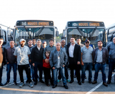 O governador Carlos Massa Ratinho Junior entregou, nesta quarta-feira (21), novos ônibus para atender o sistema de transporte coletivo da Região Metropolitana de Curitiba. Os veículos foram adquiridos por empresas que operam o sistema, em ação coordenada pela Comec.