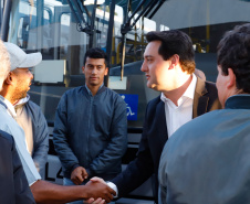 O governador Carlos Massa Ratinho Junior entregou, nesta quarta-feira (21), novos ônibus para atender o sistema de transporte coletivo da Região Metropolitana de Curitiba. Os veículos foram adquiridos por empresas que operam o sistema, em ação coordenada pela Comec.