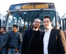 O governador Carlos Massa Ratinho Junior entregou, nesta quarta-feira (21), novos ônibus para atender o sistema de transporte coletivo da Região Metropolitana de Curitiba. Os veículos foram adquiridos por empresas que operam o sistema, em ação coordenada pela Comec.