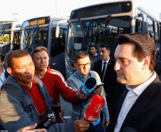 O governador Carlos Massa Ratinho Junior entregou, nesta quarta-feira (21), novos ônibus para atender o sistema de transporte coletivo da Região Metropolitana de Curitiba. Os veículos foram adquiridos por empresas que operam o sistema, em ação coordenada pela Comec.