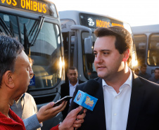 O governador Carlos Massa Ratinho Junior entregou, nesta quarta-feira (21), novos ônibus para atender o sistema de transporte coletivo da Região Metropolitana de Curitiba. Os veículos foram adquiridos por empresas que operam o sistema, em ação coordenada pela Comec.