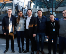 O governador Carlos Massa Ratinho Junior entregou, nesta quarta-feira (21), novos ônibus para atender o sistema de transporte coletivo da Região Metropolitana de Curitiba. Os veículos foram adquiridos por empresas que operam o sistema, em ação coordenada pela Comec.