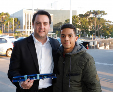 O governador Carlos Massa Ratinho Junior entregou, nesta quarta-feira (21), novos ônibus para atender o sistema de transporte coletivo da Região Metropolitana de Curitiba. Os veículos foram adquiridos por empresas que operam o sistema, em ação coordenada pela Comec.
