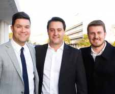 O governador Carlos Massa Ratinho Junior entregou, nesta quarta-feira (21), novos ônibus para atender o sistema de transporte coletivo da Região Metropolitana de Curitiba. Os veículos foram adquiridos por empresas que operam o sistema, em ação coordenada pela Comec.