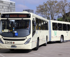 O governador Carlos Massa Ratinho Junior entregou, nesta quarta-feira (21), novos ônibus para atender o sistema de transporte coletivo da Região Metropolitana de Curitiba. Os veículos foram adquiridos por empresas que operam o sistema, em ação coordenada pela Comec.