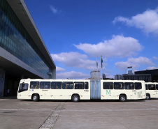 O governador Carlos Massa Ratinho Junior entregou, nesta quarta-feira (21), novos ônibus para atender o sistema de transporte coletivo da Região Metropolitana de Curitiba. Os veículos foram adquiridos por empresas que operam o sistema, em ação coordenada pela Comec.