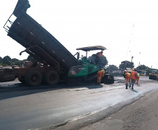 Na PR-323, no Noroeste do Estado, foram iniciados serviços de fresagem, que é a retirada da camada superior do pavimento, seguida pela reperfilagem, que consiste na aplicação de concreto betuminoso usinado a quente (CBUQ) e compactação desse material. O resultado será uma pista plana, sem deformações e buracos. Os trabalhos começaram em Cianorte e devem ser executados até Maringá, em uma extensão de 77,11 quilômetros.Foto: Divulgação/DER