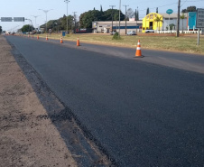 Na PR-323, no Noroeste do Estado, foram iniciados serviços de fresagem, que é a retirada da camada superior do pavimento, seguida pela reperfilagem, que consiste na aplicação de concreto betuminoso usinado a quente (CBUQ) e compactação desse material. O resultado será uma pista plana, sem deformações e buracos. Os trabalhos começaram em Cianorte e devem ser executados até Maringá, em uma extensão de 77,11 quilômetros.Foto: Divulgação/DER
