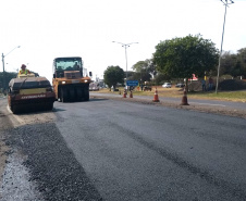 Na PR-323, no Noroeste do Estado, foram iniciados serviços de fresagem, que é a retirada da camada superior do pavimento, seguida pela reperfilagem, que consiste na aplicação de concreto betuminoso usinado a quente (CBUQ) e compactação desse material. O resultado será uma pista plana, sem deformações e buracos. Os trabalhos começaram em Cianorte e devem ser executados até Maringá, em uma extensão de 77,11 quilômetros.Foto: Divulgação/DER