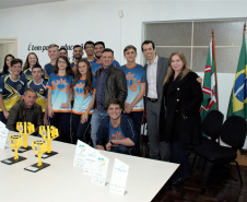 Estudantes do Colégio Estadual Padre Morelli, de Curitiba, participaram de um bate-papo com o secretário de Estado da Educação e do Esporte, Renato Feder. O grupo integra a equipe Doctors Machines, projeto de robótica desenvolvido pela escola que atualmente participa de duas grandes competições: a Olimpíada Brasileira de Robótica e a First Lego League. O secretário entregou dois kits Lego de robótica, que serão usados nas próximas etapas da First Lego League. Foto: Divulgação/SEED