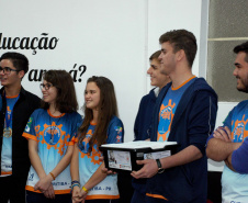 Estudantes do Colégio Estadual Padre Morelli, de Curitiba, participaram de um bate-papo com o secretário de Estado da Educação e do Esporte, Renato Feder. O grupo integra a equipe Doctors Machines, projeto de robótica desenvolvido pela escola que atualmente participa de duas grandes competições: a Olimpíada Brasileira de Robótica e a First Lego League. O secretário entregou dois kits Lego de robótica, que serão usados nas próximas etapas da First Lego League. Foto: Divulgação/SEED