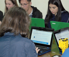 Estudantes do Colégio Estadual Padre Morelli, de Curitiba, participaram de um bate-papo com o secretário de Estado da Educação e do Esporte, Renato Feder. O grupo integra a equipe Doctors Machines, projeto de robótica desenvolvido pela escola que atualmente participa de duas grandes competições: a Olimpíada Brasileira de Robótica e a First Lego League. O secretário entregou dois kits Lego de robótica, que serão usados nas próximas etapas da First Lego League. Foto: Divulgação/SEED