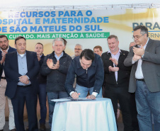 O governador Carlos Massa Ratinho Junior autorizou nesta quinta-feira (22) o início de obras de uma nova unidade do Hospital e Maternidade Dr. Paulo Fortes, em São Mateus do Sul. Presentes na solenidade: prefeito de São Mateus do Sul, Luiz Adyr Gonsalves Pereira; os secretários: da Saúde, Beto Preto; de Infraestrutura e Logística, Sandro Alex; deputados: Alexandre Curi; Hussein Bakri; Emerson Bacil; entre outros.São Mateus do Sul, 22-08-19.Foto: Arnaldo Alves / ANPr.