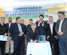 O governador Carlos Massa Ratinho Junior autorizou nesta quinta-feira (22) o início de obras de uma nova unidade do Hospital e Maternidade Dr. Paulo Fortes, em São Mateus do Sul. Presentes na solenidade: prefeito de São Mateus do Sul, Luiz Adyr Gonsalves Pereira; os secretários: da Saúde, Beto Preto; de Infraestrutura e Logística, Sandro Alex; deputados: Alexandre Curi; Hussein Bakri; Emerson Bacil; entre outros.São Mateus do Sul, 22-08-19.Foto: Arnaldo Alves / ANPr.