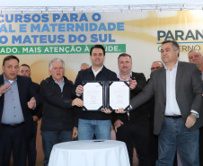 O governador Carlos Massa Ratinho Junior autorizou nesta quinta-feira (22) o início de obras de uma nova unidade do Hospital e Maternidade Dr. Paulo Fortes, em São Mateus do Sul. Presentes na solenidade: prefeito de São Mateus do Sul, Luiz Adyr Gonsalves Pereira; os secretários: da Saúde, Beto Preto; de Infraestrutura e Logística, Sandro Alex; deputados: Alexandre Curi; Hussein Bakri; Emerson Bacil; entre outros.São Mateus do Sul, 22-08-19.Foto: Arnaldo Alves / ANPr.