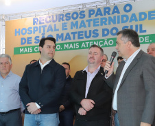 O governador Carlos Massa Ratinho Junior autorizou nesta quinta-feira (22) o início de obras de uma nova unidade do Hospital e Maternidade Dr. Paulo Fortes, em São Mateus do Sul. Presentes na solenidade: prefeito de São Mateus do Sul, Luiz Adyr Gonsalves Pereira; os secretários: da Saúde, Beto Preto; de Infraestrutura e Logística, Sandro Alex; deputados: Alexandre Curi; Hussein Bakri; Emerson Bacil; entre outros.São Mateus do Sul, 22-08-19.Foto: Arnaldo Alves / ANPr.