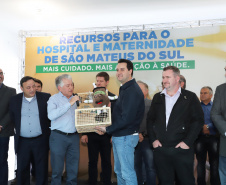 O governador Carlos Massa Ratinho Junior autorizou nesta quinta-feira (22) o início de obras de uma nova unidade do Hospital e Maternidade Dr. Paulo Fortes, em São Mateus do Sul. Presentes na solenidade: prefeito de São Mateus do Sul, Luiz Adyr Gonsalves Pereira; os secretários: da Saúde, Beto Preto; de Infraestrutura e Logística, Sandro Alex; deputados: Alexandre Curi; Hussein Bakri; Emerson Bacil; entre outros.São Mateus do Sul, 22-08-19.Foto: Arnaldo Alves / ANPr.