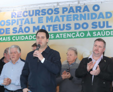 O governador Carlos Massa Ratinho Junior autorizou nesta quinta-feira (22) o início de obras de uma nova unidade do Hospital e Maternidade Dr. Paulo Fortes, em São Mateus do Sul. Presentes na solenidade: prefeito de São Mateus do Sul, Luiz Adyr Gonsalves Pereira; os secretários: da Saúde, Beto Preto; de Infraestrutura e Logística, Sandro Alex; deputados: Alexandre Curi; Hussein Bakri; Emerson Bacil; entre outros.São Mateus do Sul, 22-08-19.Foto: Arnaldo Alves / ANPr.