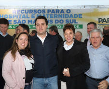 O governador Carlos Massa Ratinho Junior autorizou nesta quinta-feira (22) o início de obras de uma nova unidade do Hospital e Maternidade Dr. Paulo Fortes, em São Mateus do Sul. Presentes na solenidade: prefeito de São Mateus do Sul, Luiz Adyr Gonsalves Pereira; os secretários: da Saúde, Beto Preto; de Infraestrutura e Logística, Sandro Alex; deputados: Alexandre Curi; Hussein Bakri; Emerson Bacil; entre outros.São Mateus do Sul, 22-08-19.Foto: Arnaldo Alves / ANPr.