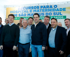 O governador Carlos Massa Ratinho Junior autorizou nesta quinta-feira (22) o início das obras do Hospital e Maternidade Dr. Paulo Fortes, em São Mateus do Sul. A iniciativa é parte do programa estadual de regionalização da Saúde, que tem como objetivo construir centros de especialidades em diversas regiões do Estado.