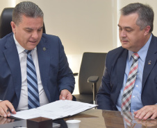 A Secretaria de Estado da Saúde e o Tribunal de Justiça do Paraná firmaram acordo de cooperação técnica para cessão de médicos e técnicos farmacêuticos para o Núcleo de Apoio Técnico do Poder Judiciário (NAT-Jus). O termo foi assinado pelo secretário da Saúde, Beto Preto, e o presidente do Tribunal de Justiça, desembargador Adalberto Jorge Xisto Pereira. Foto: Américo Antônio/SESA