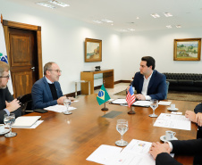 O governador Carlos Massa Ratinho Junior se reuniu nesta quinta-feira (22), no Palácio Iguaçu, com o cônsul-geral dos Estados Unidos em São Paulo, Adam Shub, para debater possíveis parcerias que atendam as áreas de educação e segurança pública. 