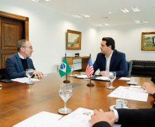 O governador Carlos Massa Ratinho Junior se reuniu nesta quinta-feira (22), no Palácio Iguaçu, com o cônsul-geral dos Estados Unidos em São Paulo, Adam Shub, para debater possíveis parcerias que atendam as áreas de educação e segurança pública. 
