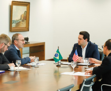 O governador Carlos Massa Ratinho Junior se reuniu nesta quinta-feira (22), no Palácio Iguaçu, com o cônsul-geral dos Estados Unidos em São Paulo, Adam Shub, para debater possíveis parcerias que atendam as áreas de educação e segurança pública. 