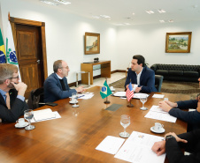 O governador Carlos Massa Ratinho Junior se reuniu nesta quinta-feira (22), no Palácio Iguaçu, com o cônsul-geral dos Estados Unidos em São Paulo, Adam Shub, para debater possíveis parcerias que atendam as áreas de educação e segurança pública. 